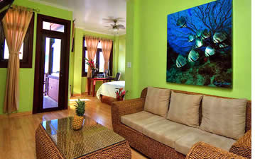 Tropical Suites Oceanfront Hotel är byggt över det karibiska havet